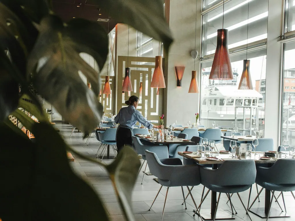 Restaurant table setting and hospitality presentation imagery