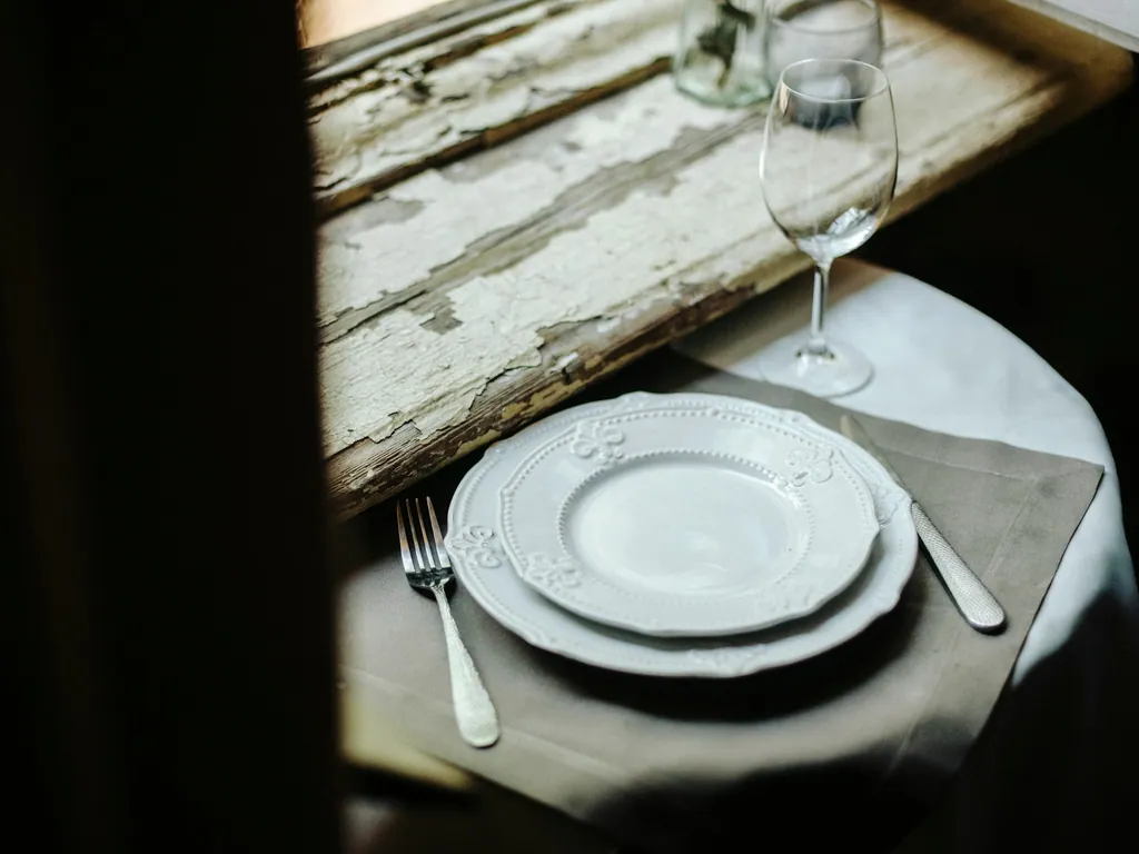 White porcelain and commercial table presentation imagery